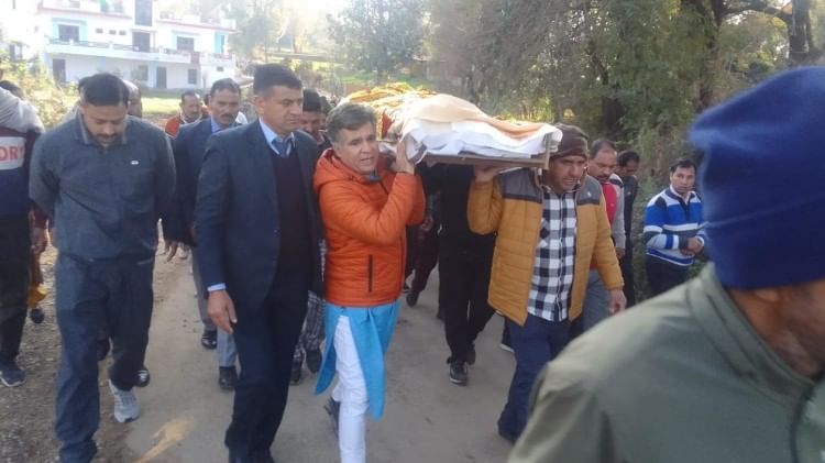 अंतिम विदाई में शामिल भाजपा प्रदेश अध्यक्ष रविंद्र रैना व अन्य