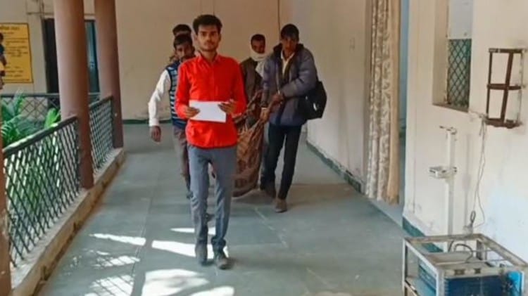 चादर में लेकर आए परिजन