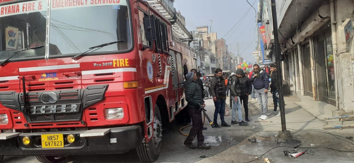 Fire broke out while fixing the internet wire, the employee got scorched