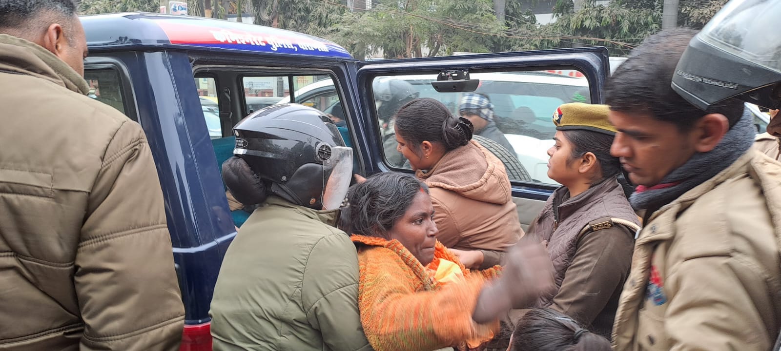 Women lay down in front of JCB in Varanasi JCB arrived to break shops in Bhikharipur, fierce ruckus