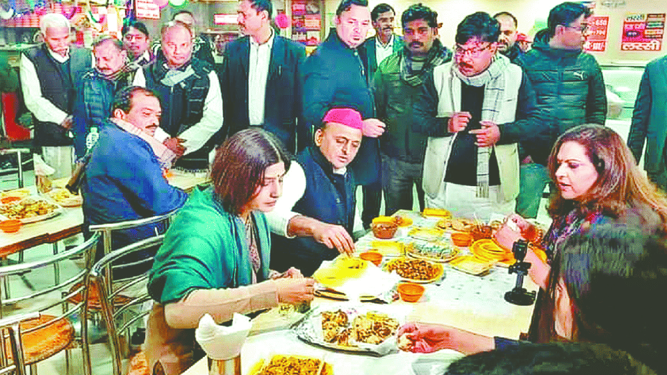 akhilesh yadav and dimple yadav ate food at restaurant in mainpuri