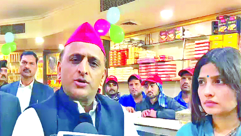 akhilesh yadav and dimple yadav ate food at restaurant in mainpuri