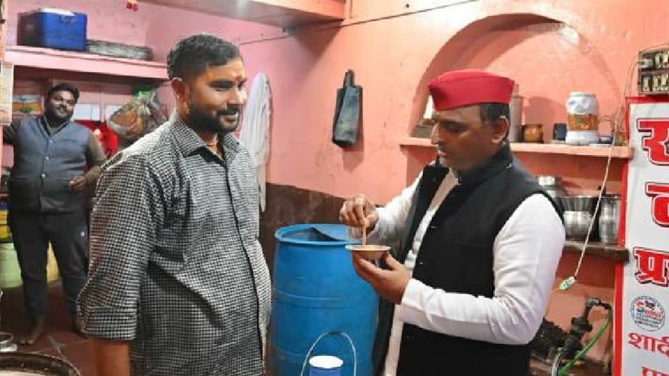 akhilesh yadav and dimple yadav ate food at restaurant in mainpuri