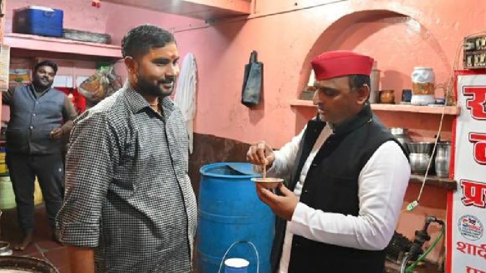 akhilesh yadav and dimple yadav ate food at restaurant in mainpuri