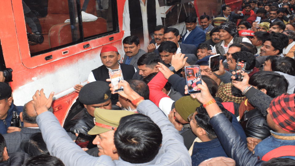 akhilesh yadav and dimple yadav ate food at restaurant in mainpuri