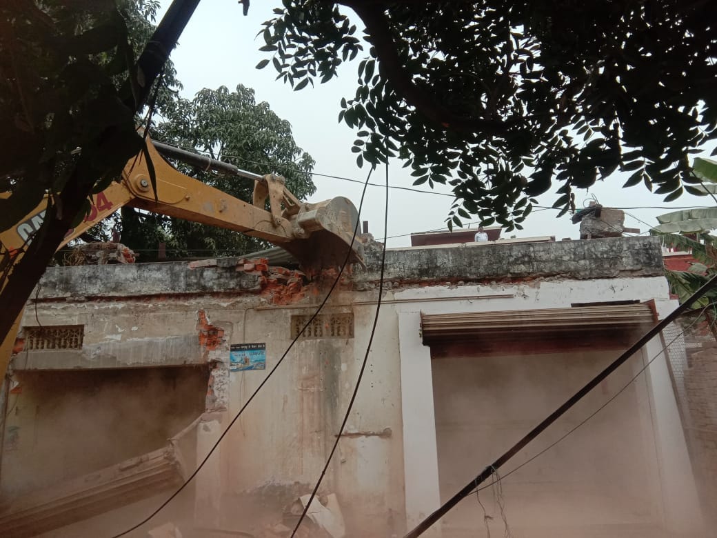 Women lay down in front of JCB in Varanasi JCB arrived to break shops in Bhikharipur, fierce ruckus