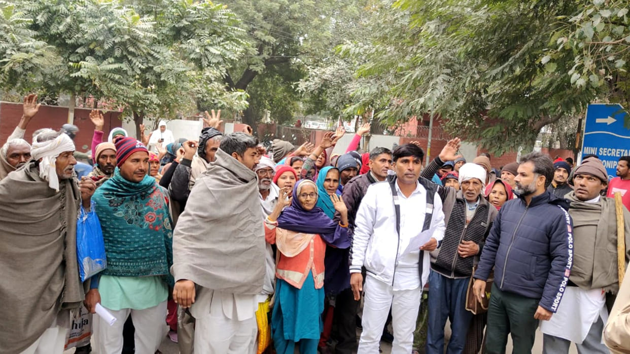 Villagers protest on sonipat mini secretariat On cut of BPL card