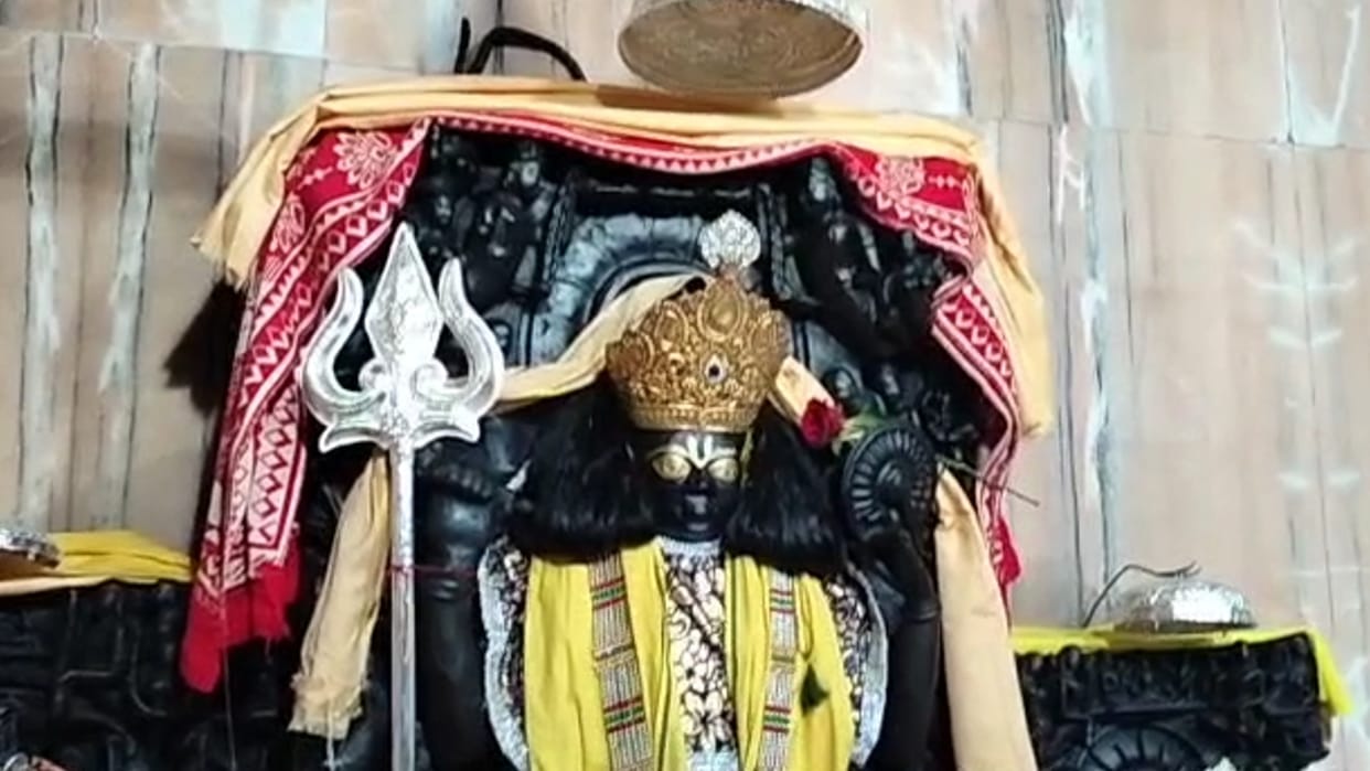 Devotees cover Maa Birasini with shawls to save them from cold in umaria