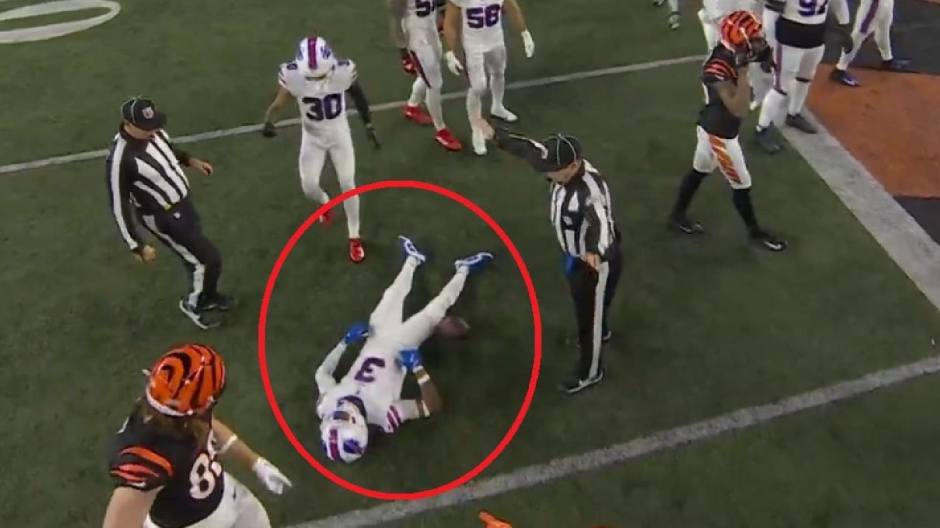 Damar Hamlin Collapses On Field After Collision With Tee Higgins NFL Buffalo Bills vs CINCINNATI BENGALS