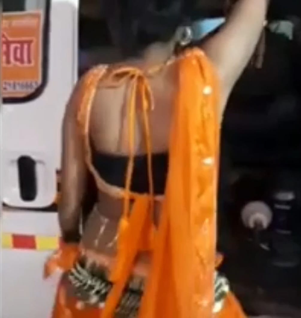 Dance in Ambulance: Watching the dance of dancers sitting in an ambulance in bihar
