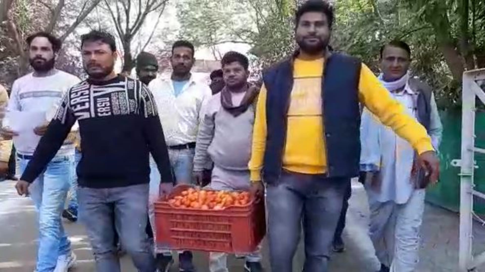 प्रदर्शन करते हुए किसान