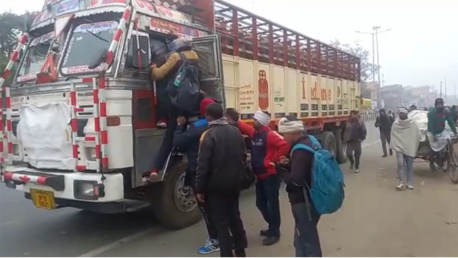 Bharat Jodo Yatra: Trouble increased due to route diver in Baghpat, people travel risking their lives