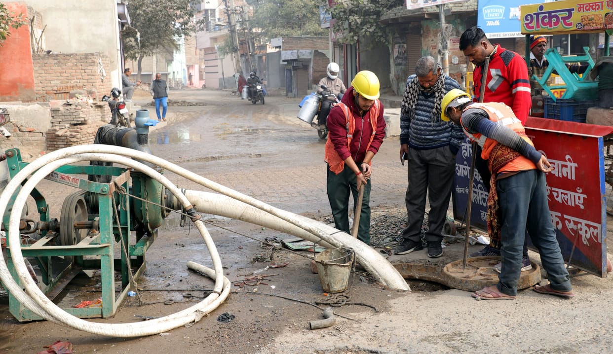 The main sewer line was not blocked even on the sixth day, the team from Delhi investigated