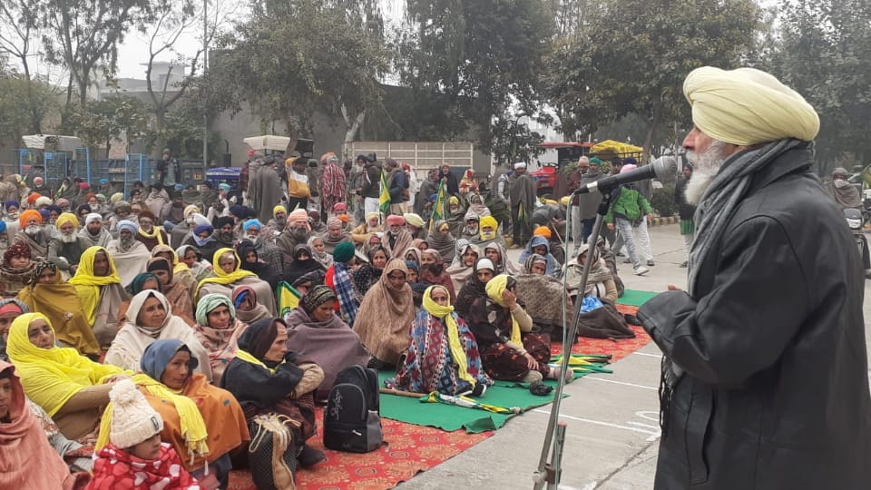 Farmers of Punjab and Haryana protest in Mini secretariat of Tohana