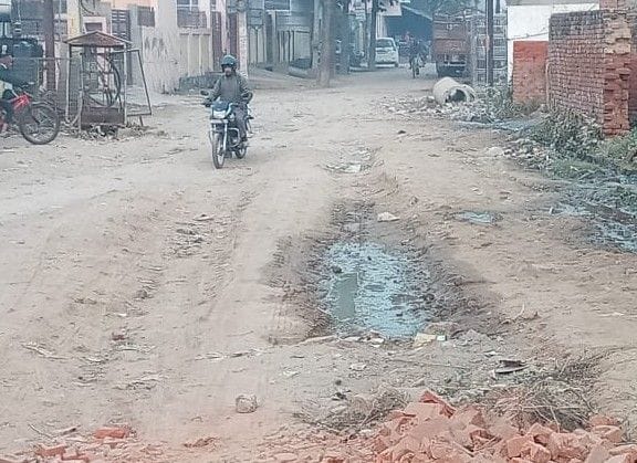 Hathras: Condition of Navipur-Vibhav Nagar road worsens, difficult to walk