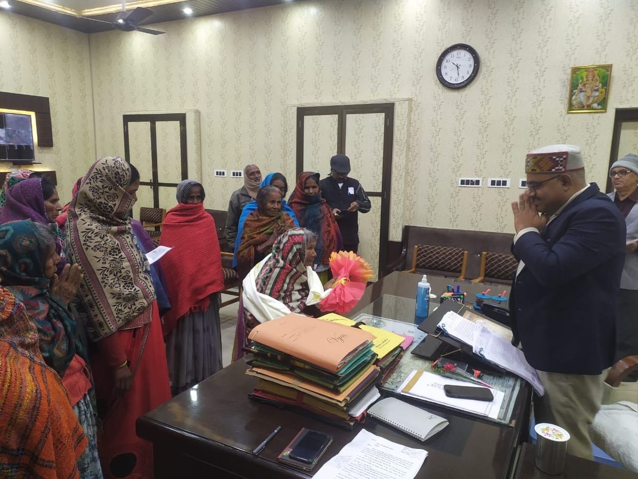 dm hounered an old woman in  janata darshan