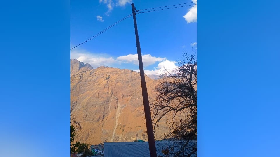 Uttarakhand Joshimath News: HT line pillars skewed due to landslide danger over houses