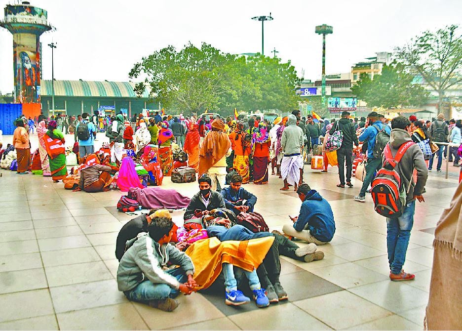 Cold wave: Trains and buses running late due to fog and cold wave, passengers chilling in the cold
