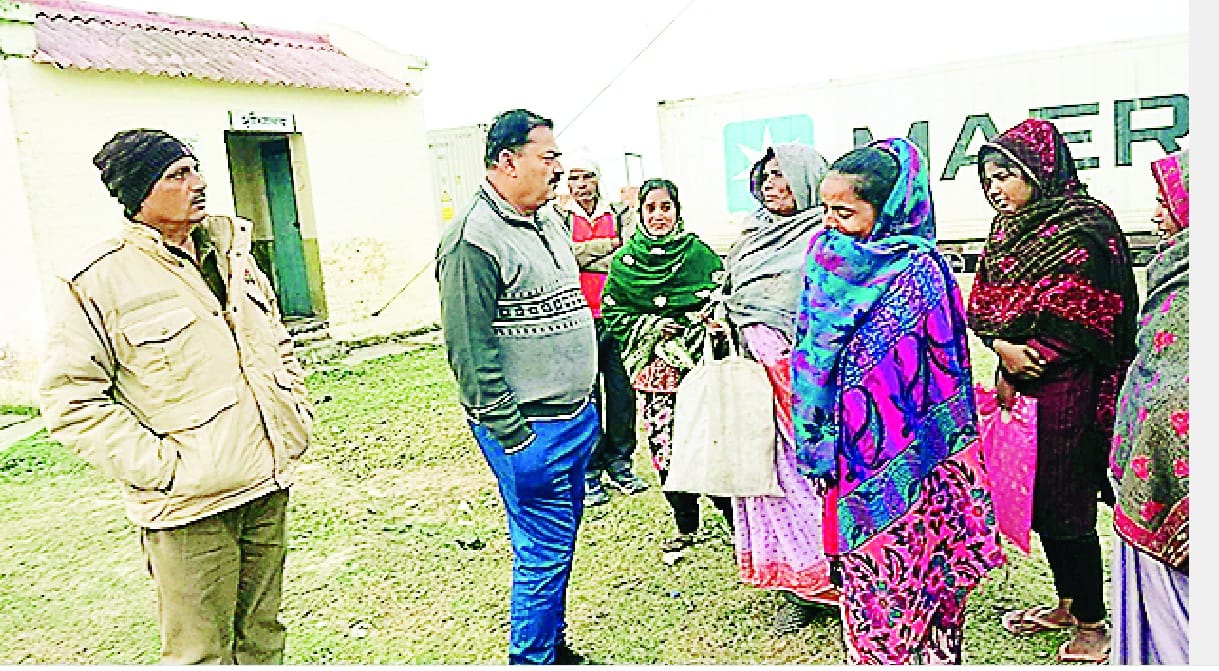 Angry family reached to get cut by the train in auraiya, police brought them to the police station