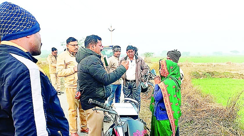 Three youth riding a bike robbed a woman in Auraiya