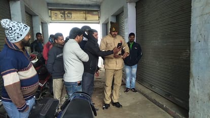 कुदरहा कस्बे में ग्राहक सेवा केन्द्र में हुई चोरी की जांच पड़ताल करते चौकी प्रभारी सुरेश कुमार।