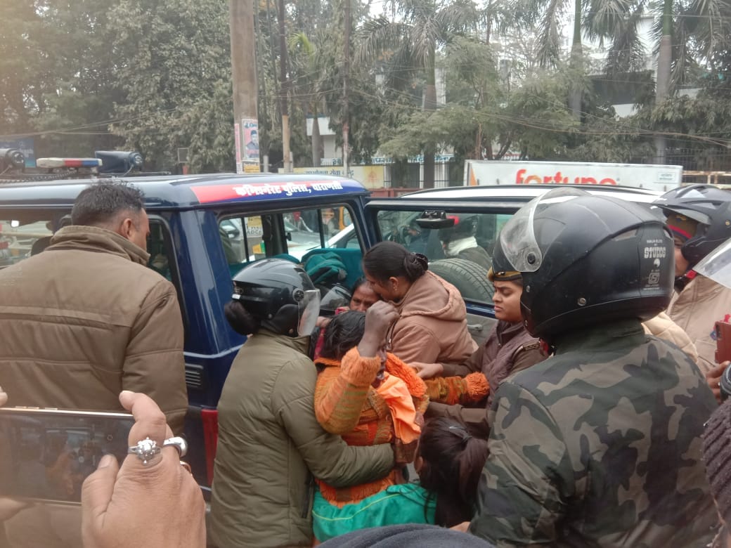 Women lay down in front of JCB in Varanasi JCB arrived to break shops in Bhikharipur, fierce ruckus