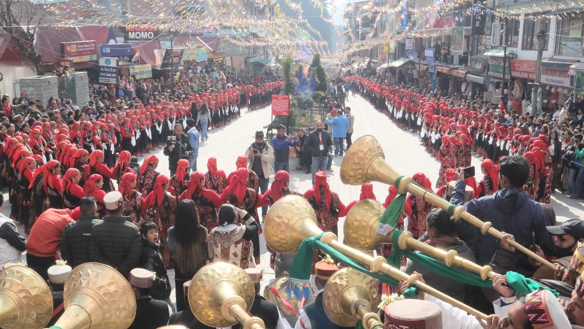 manali winter carnival 2023 mahanati on manali mall road 900 women gave performance on mahanati