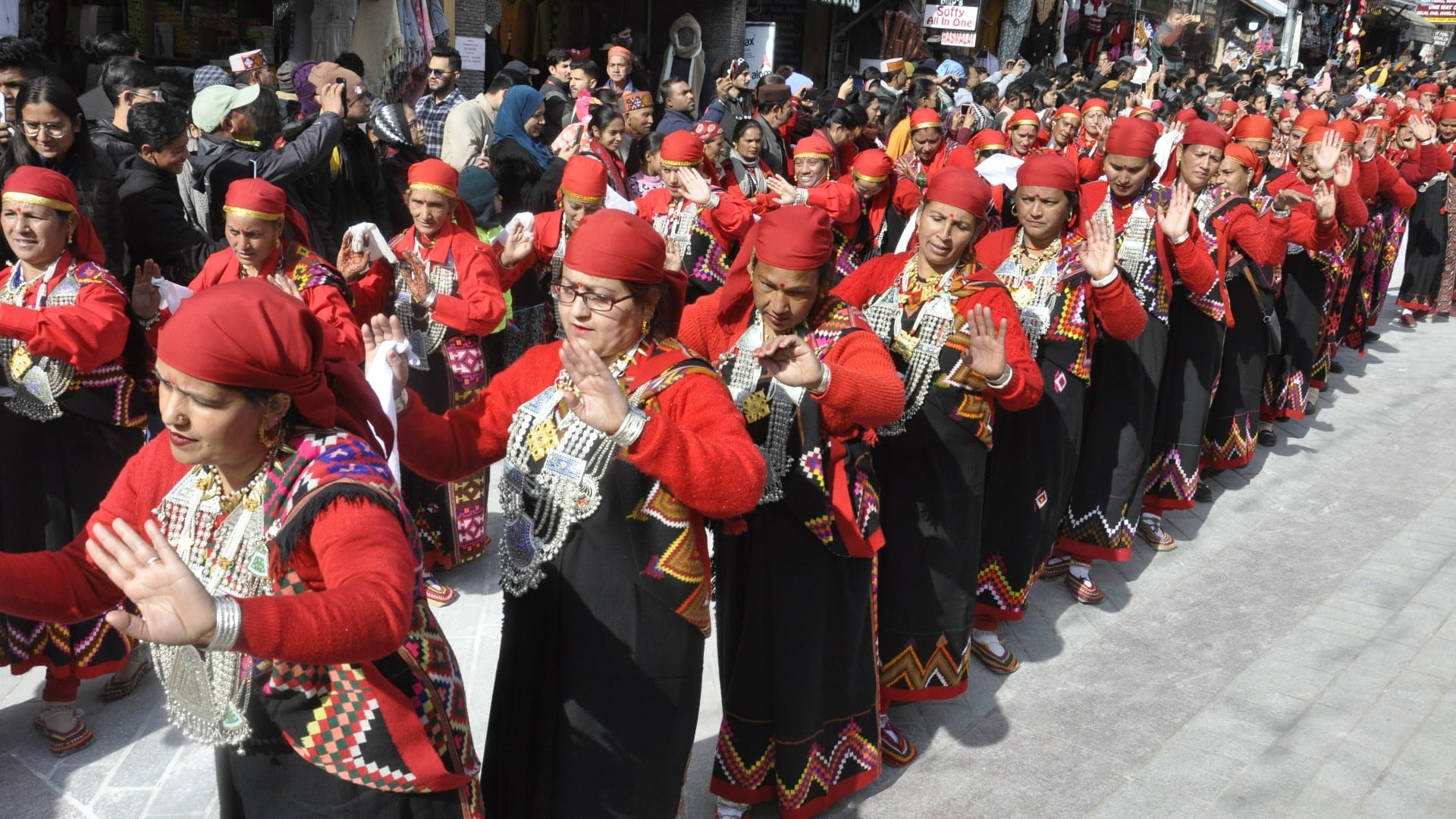 manali winter carnival 2023 mahanati on manali mall road 900 women gave performance on mahanati