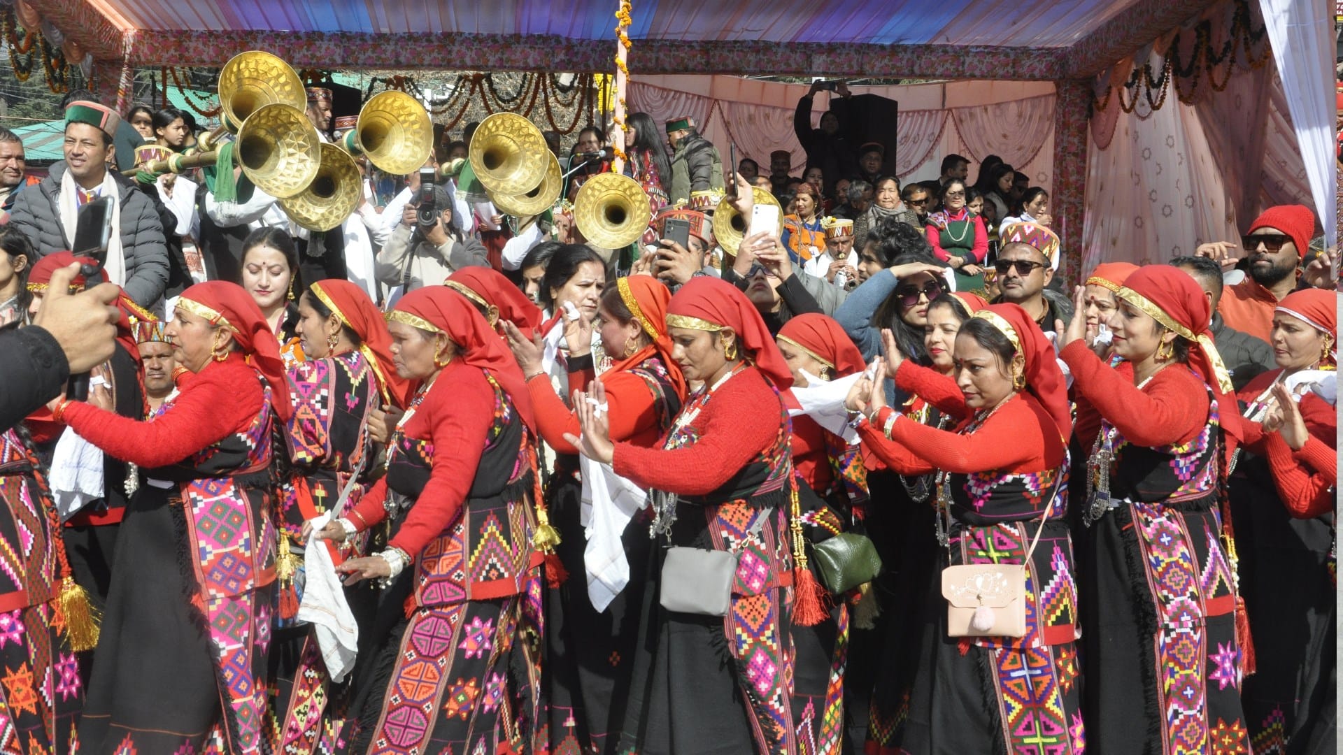 manali winter carnival 2023 mahanati on manali mall road 900 women gave performance on mahanati