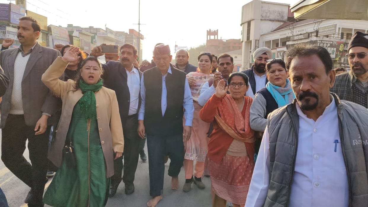 Dehradun News: Harish Rawat doing foot march in support of unemployed youth