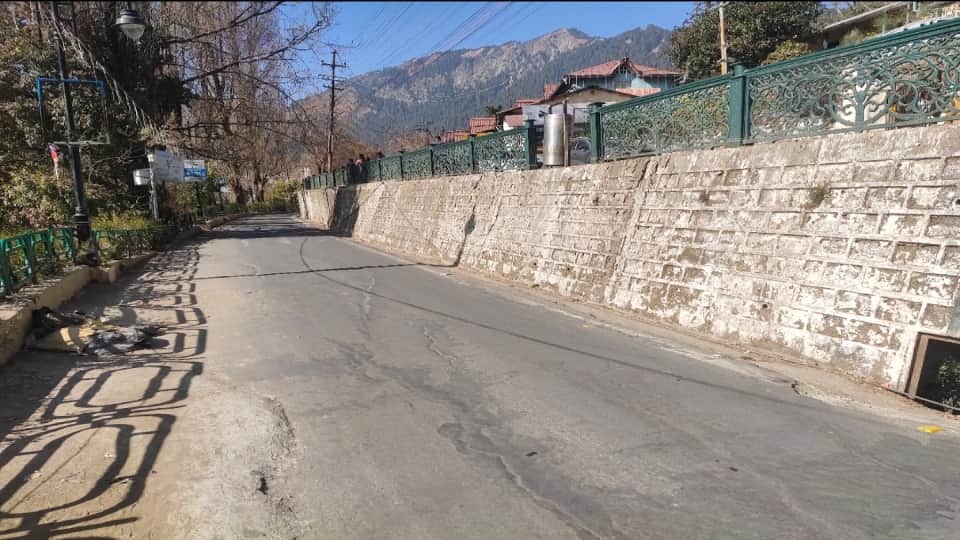 Nainital News: Big Cracks Seen again on Lower Mall Road Near naini lake