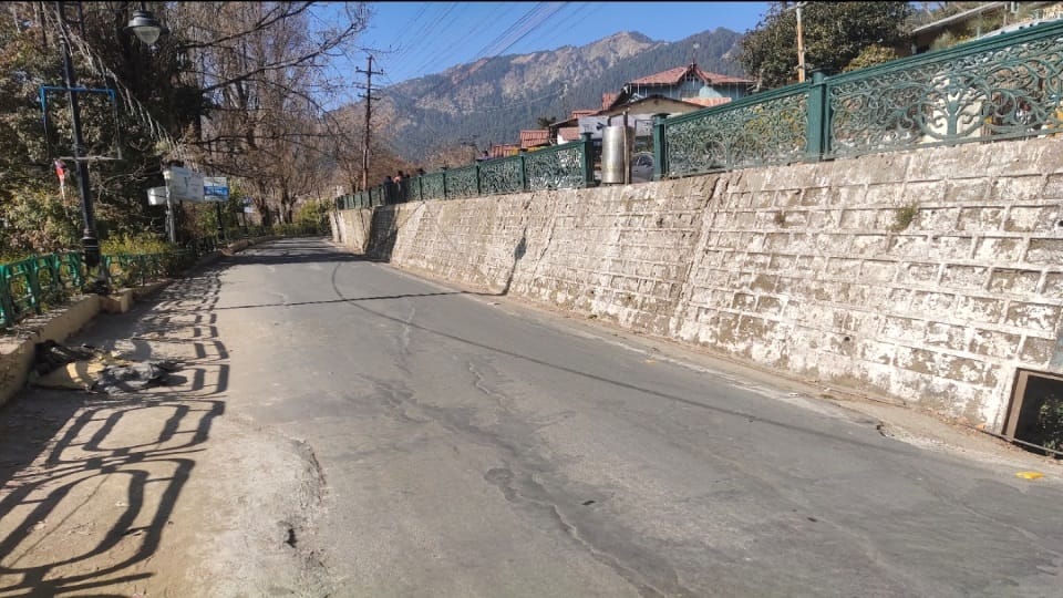 Nainital News: Big Cracks Seen again on Lower Mall Road Near naini lake