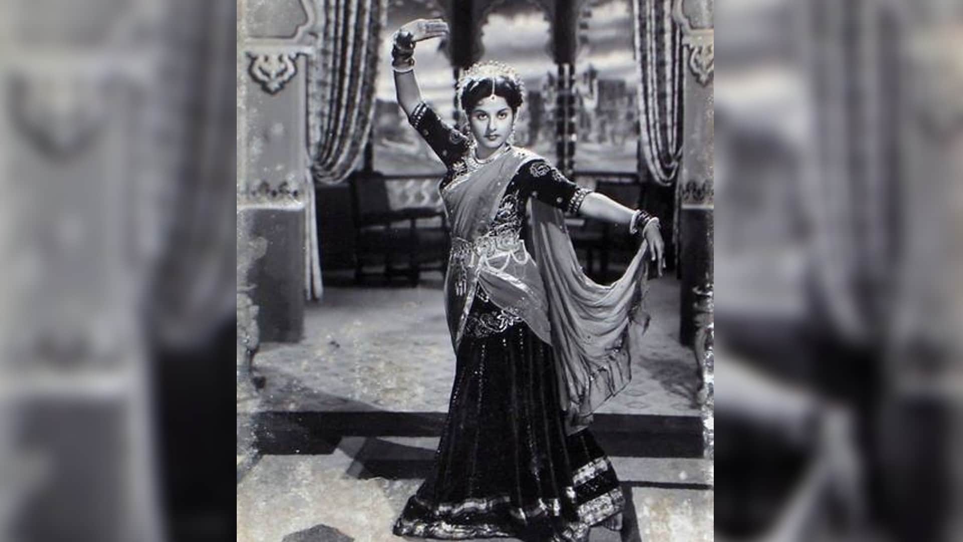 Nirupa Roy Birth Anniversary unknown facts about actress who played the role of Amitabh Bachchan reel mother