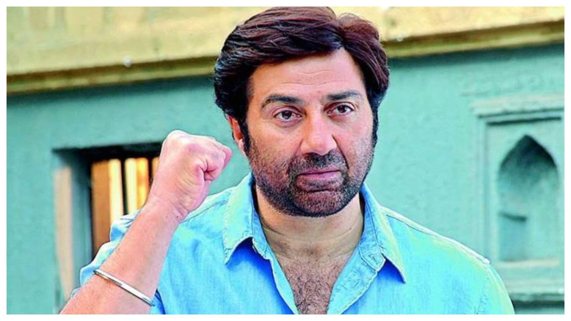Sunny Deol spotted wandering alone at night in Mumbai as rickshaw driver pulls up to help actor video viral