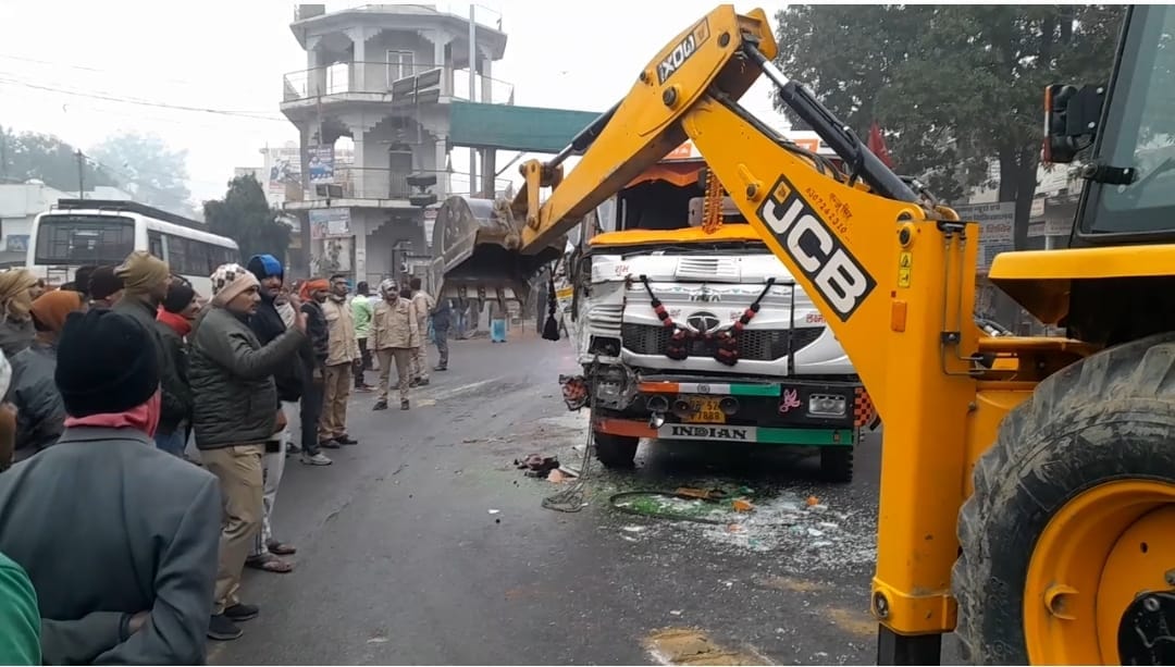 Four injured in trailer-bus collision
