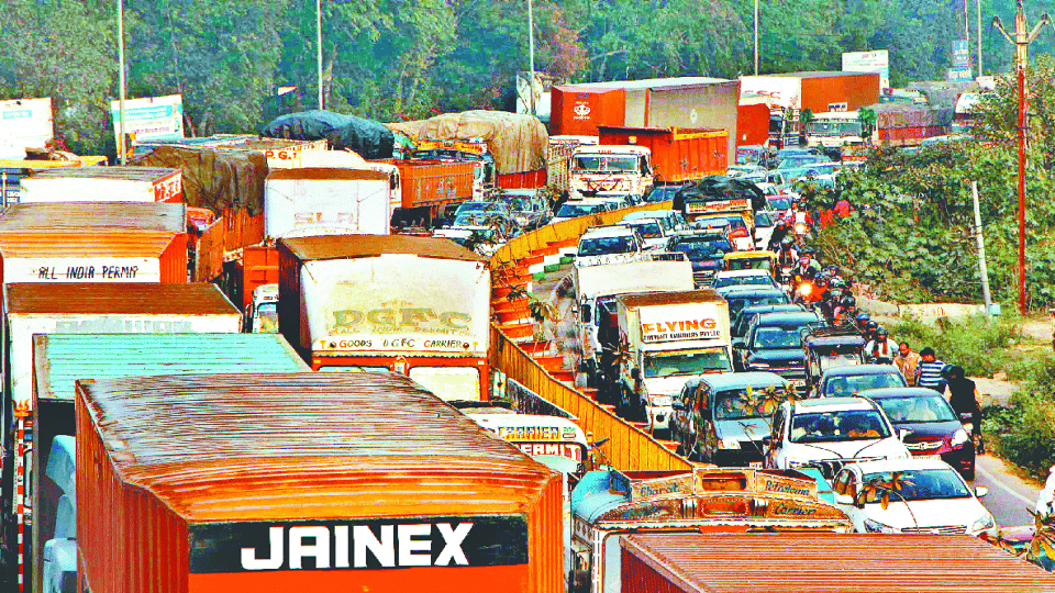 four hundred crore rupees spent on traffic system but no relief from jam in Agra
