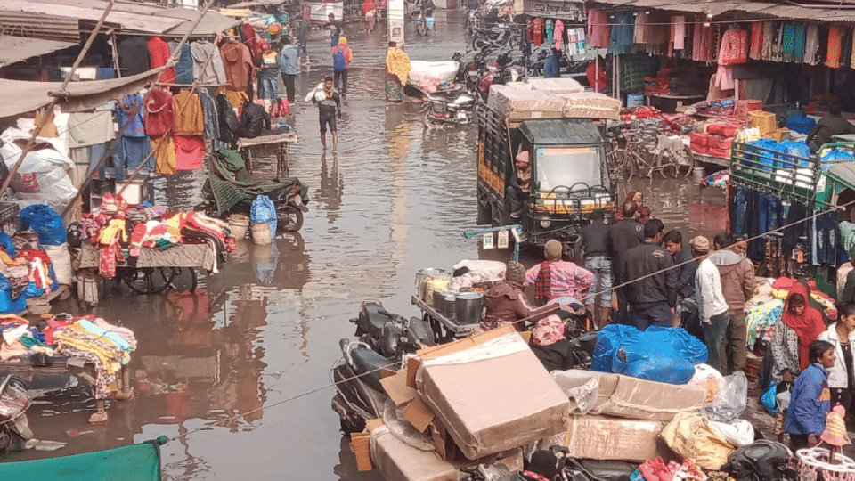 Waterlogging on the roads due to drain overflow near Agra Fort