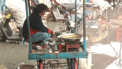 Waterlogging on the roads due to drain overflow near Agra Fort