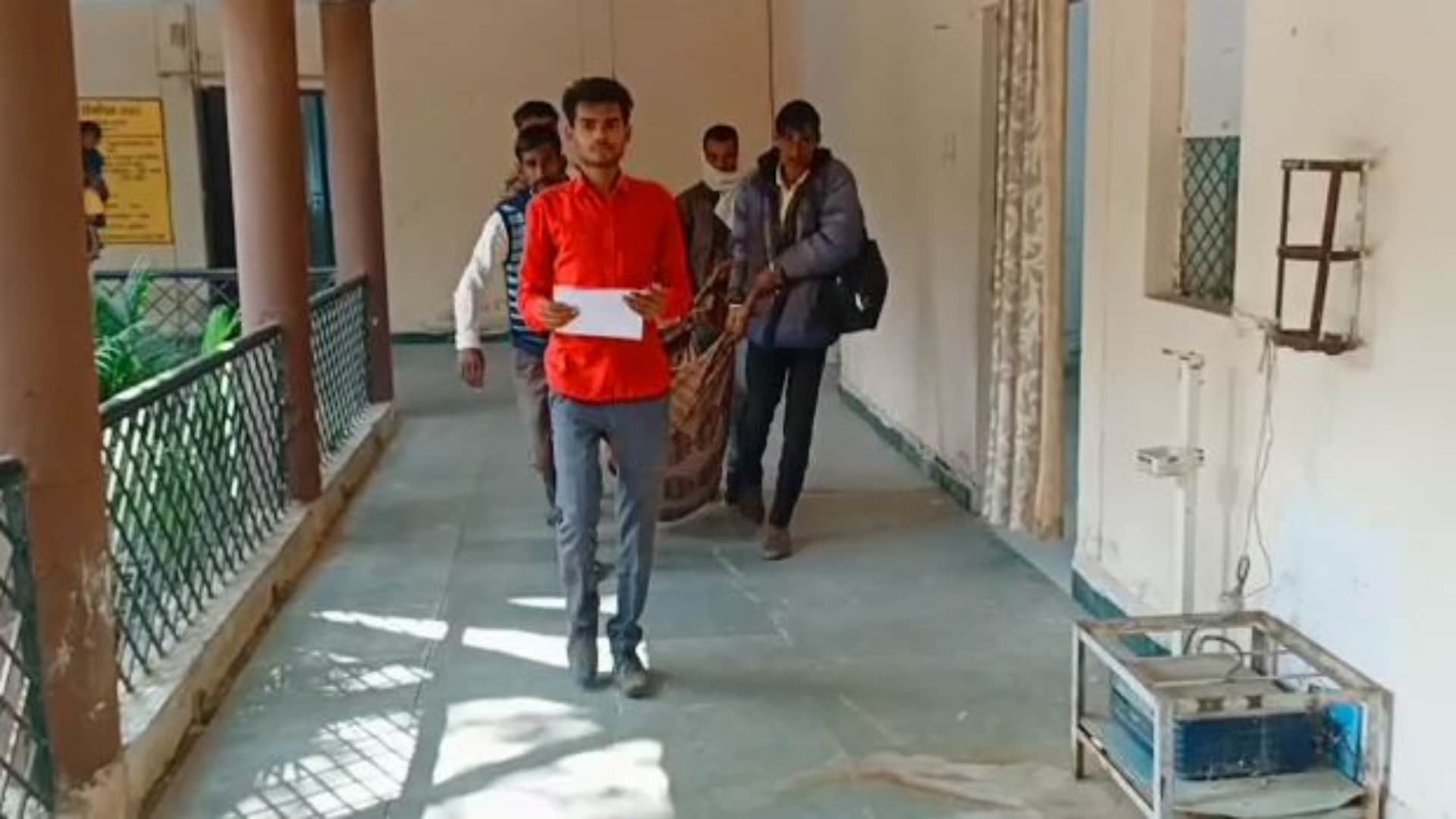 चादर में लेकर आए परिजन