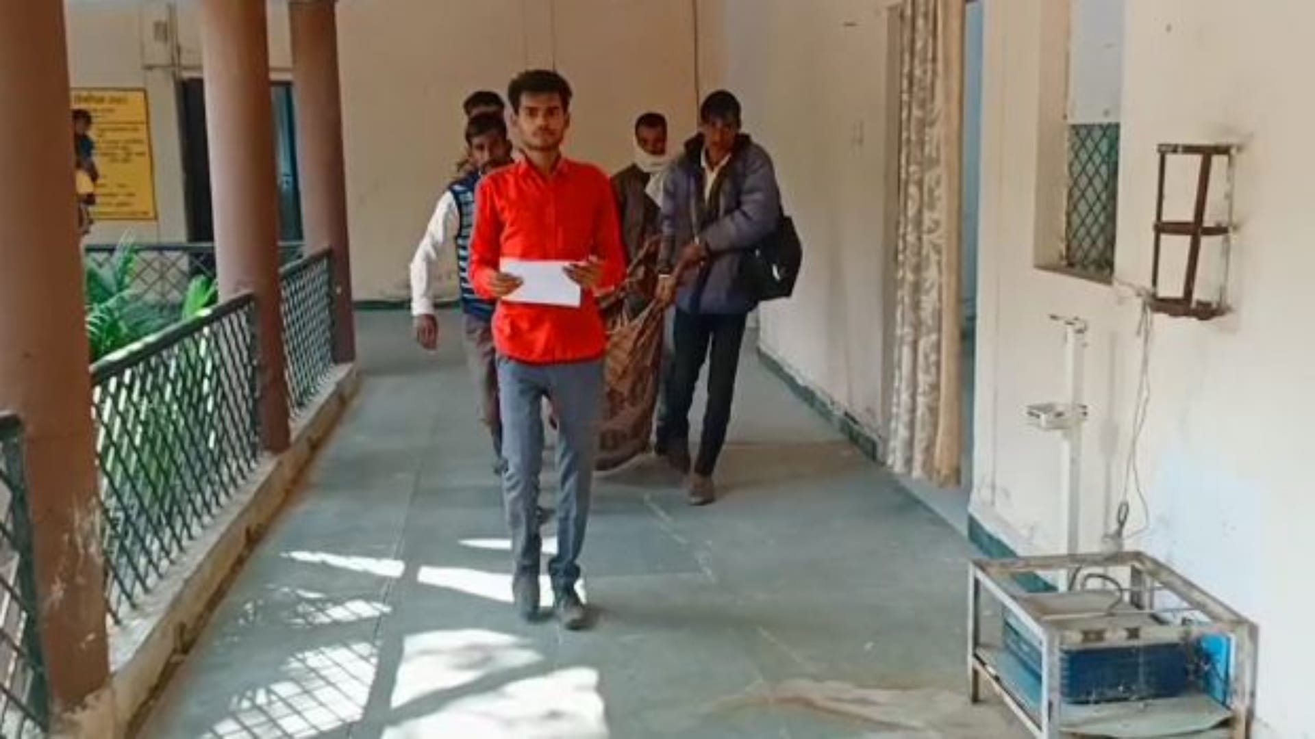 चादर में लेकर आए परिजन