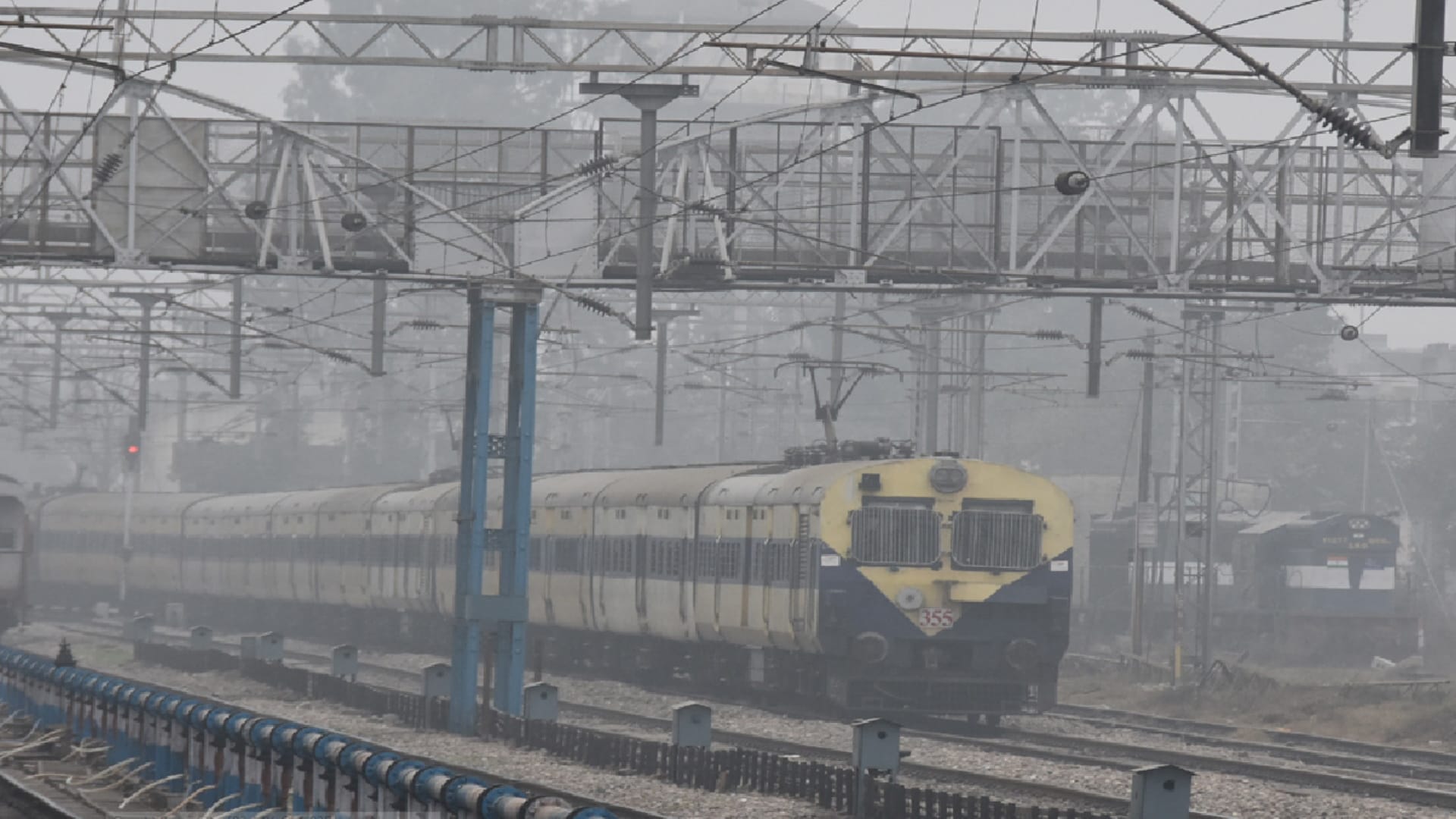 Cold day condition in western up due to fog and freezing wind winds, broke fifteen year record