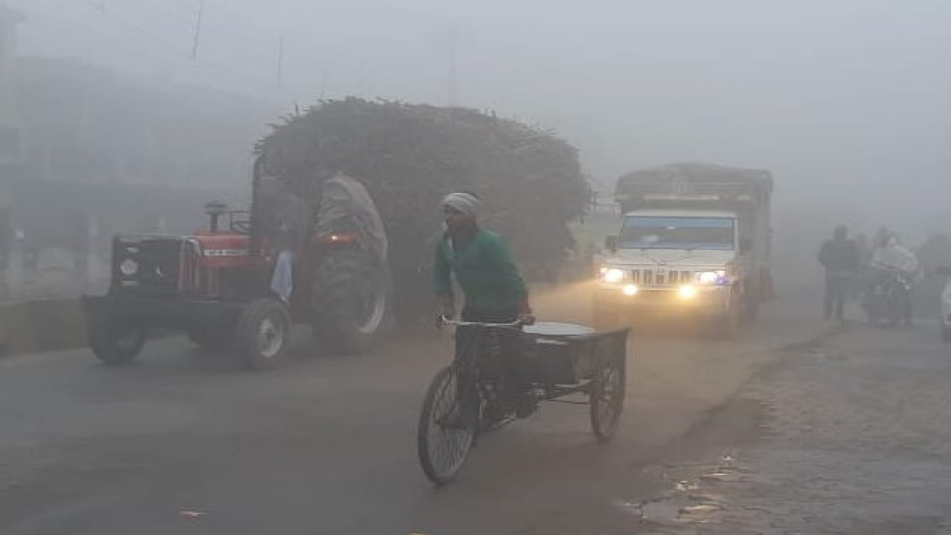 Cold day condition in western up due to fog and freezing wind winds, broke fifteen year record