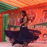 महिला डांसरों ने किया अश्लील डांस।