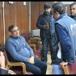 जीएम व अन्य कर्मचारी से पूछताछ करते सीबीआई अधिकारी।