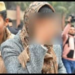 बयान दर्ज करा बाहर आती पीड़िता।