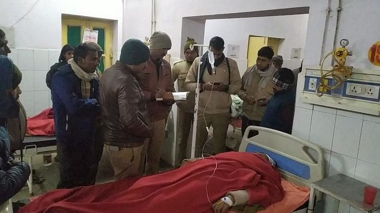 Azamgarh: बाइक की टक्कर से राहगीर की मौत, बाइक को चला रहा सिपाही भी घायल अस्पताल में भर्ती सिपाही से पूछताछ करती पुलिस