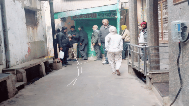 बिहारीजी कॉरिडोर के लिए पैमाइश करती टीम