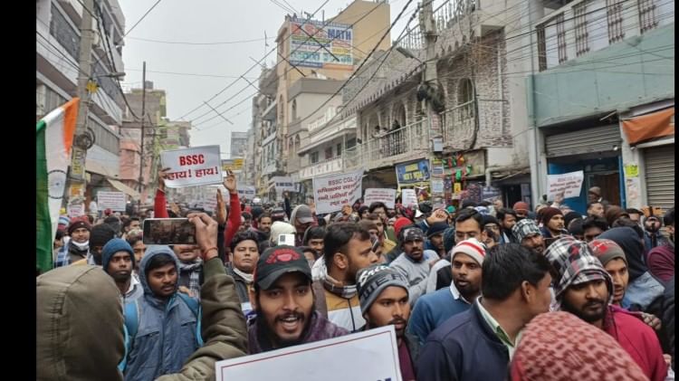 गांधी मैदान से डाकबंगला चौराहा की ओर जाते प्रदर्शनकारी छात्र।