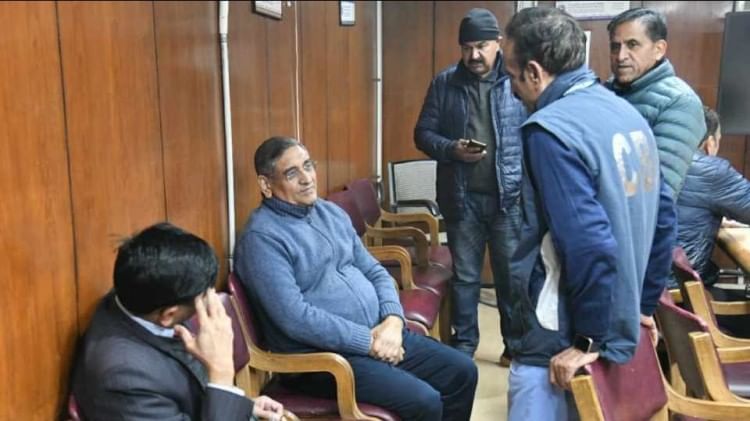 Chandigarh: 12 लाख की रिश्वत लेते न्यू इंडियन इंश्योरेंस कंपनी के क्षेत्रीय मैनेजर और सर्वेयर को CBI ने दबोचा जीएम व अन्य कर्मचारी से पूछताछ करते सीबीआई अधिकारी।