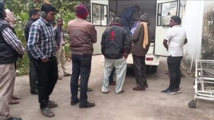 छात्रा के शव को पोस्टमार्टम के लिए भेजा गया।